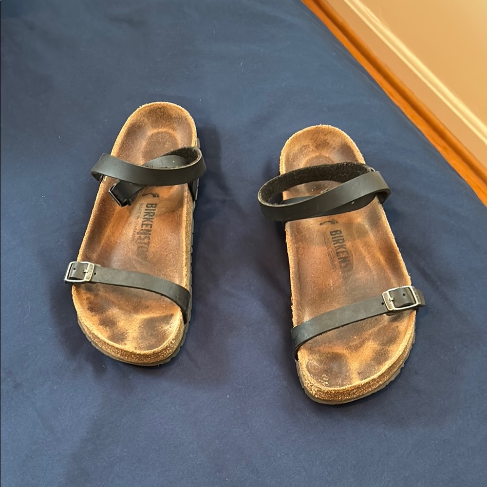 Birkenstock Women’s Yara Black Leather Strap Sandals